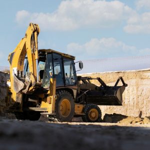 excavadora cavando suelo luz dia 23 2149194767