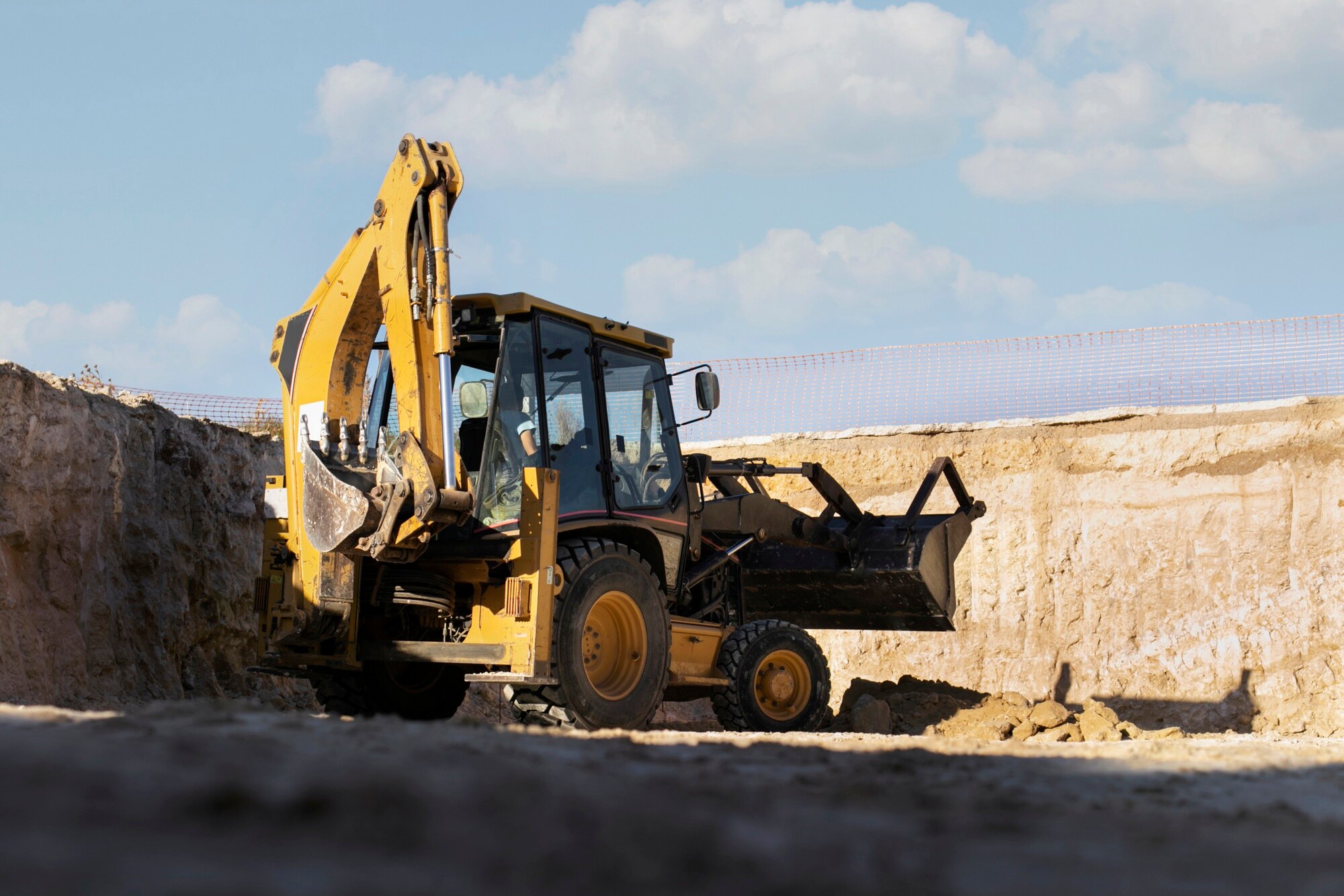excavadora cavando suelo luz dia 23 2149194767